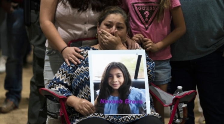 미 텍사스 초등학교 총격 참사에서 희생된 손녀의 사진을 들고 눈물을 흘리는 할머니. 사진=AP, 연합뉴스