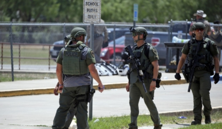 총기난사 참사가 발생한 미 텍사스 초등학교의 주변에서 경계를 서고 있는 경찰들. 사진=AP, 연합뉴스