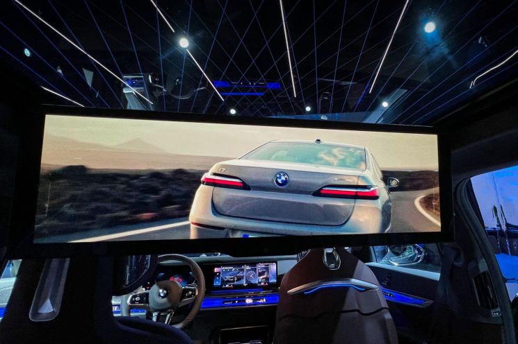BMW 신형 7시리즈 뒷좌석에서 본 시어터스크린＜사진제공:BMW코리아＞
