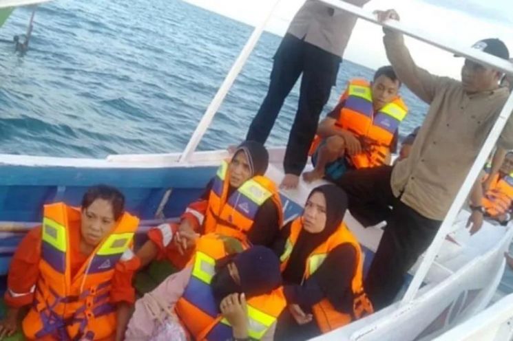 인도네시아서 선박 침몰…뒤늦은 구조 활동에 25명 실종