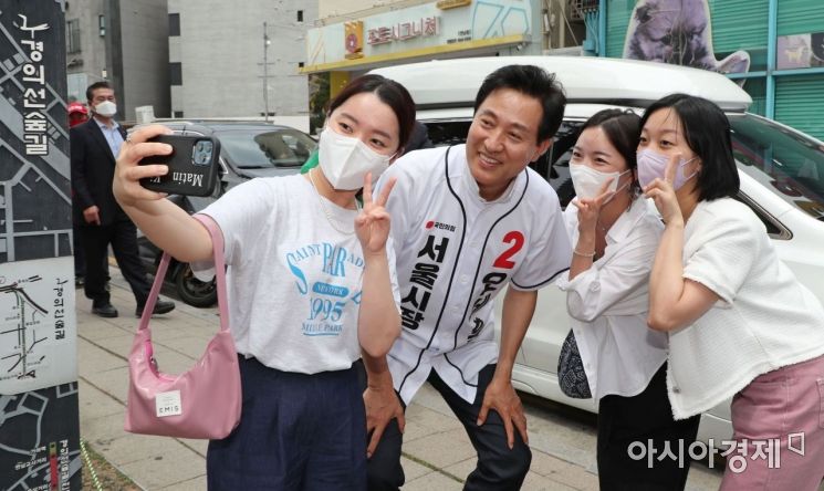 [포토] 시민들과 기념사진 찍는 오세훈 후보
