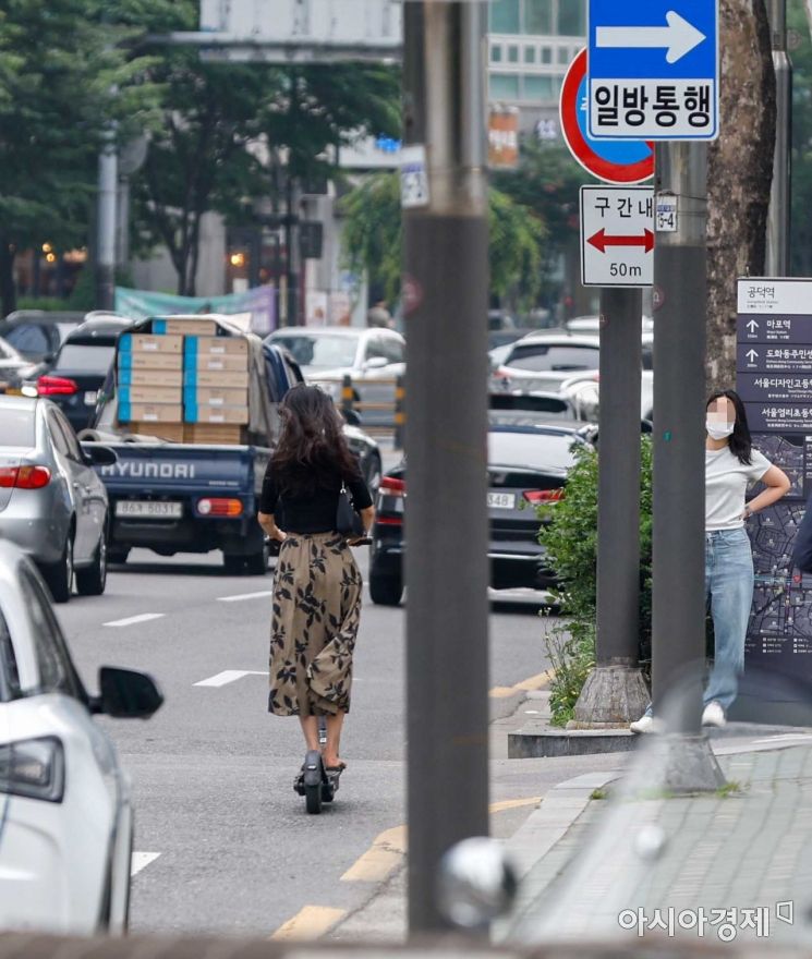 서울 마포구 공덕역 인근 도로에서 한 시민이 헬멧을 미착용한채 주행하고 있다. 강진형 기자