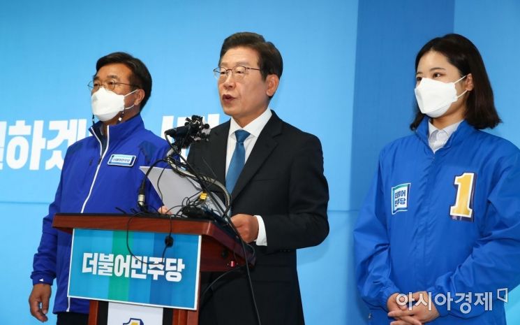 이재명 더불어민주당 총괄선대위원장과 윤호중, 박지현 공동상임선대위원장이 30일 인천 계양구 이 후보 캠프사무실에서 합동 기자회견을 하고 있다./윤동주 기자 doso7@