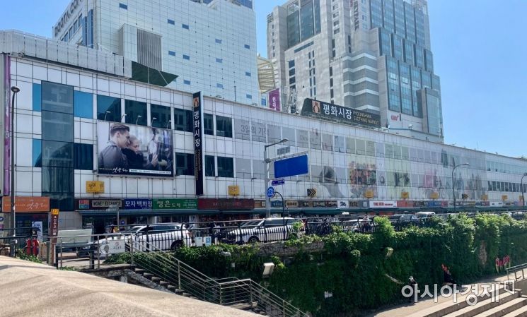 서울 지하철 동대문역 8번 출구 앞 평화시장 1층 '다'열을 따라 이어진 청계천 헌책방 거리