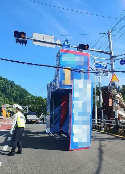전깃줄에 걸린 더불어민주당 후보의 한 유세차량. [이미지출처=부산경찰청]