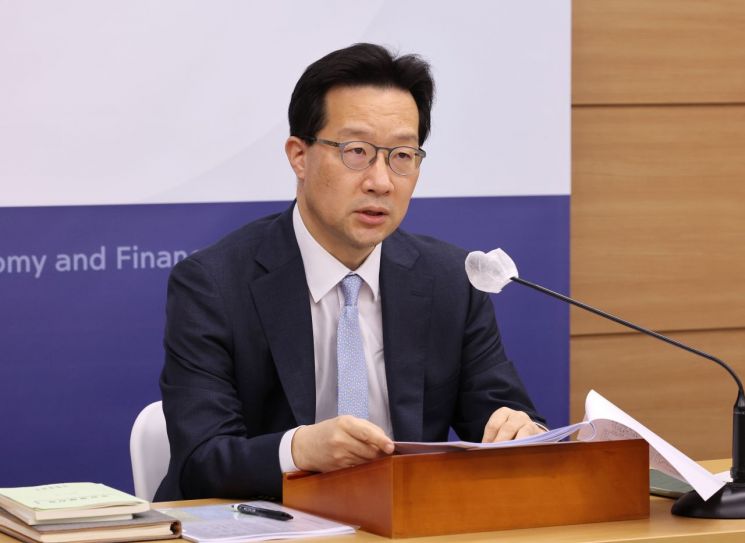 윤인대 기획재정부 경제정책국장 직무대행이 지난 27일 세종시 정부세종청사에서 '민생경제 안정대책'과 관련해 사전브리핑을 하고 있다. 2022.5.30 [이미지출처=연합뉴스]