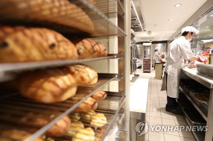 밀가루 가격 상승은 빵집, 분식집, 식당 등 자영업자·소상공인들에게도 큰 피해를 줄 수 있다. / 사진=연합뉴스