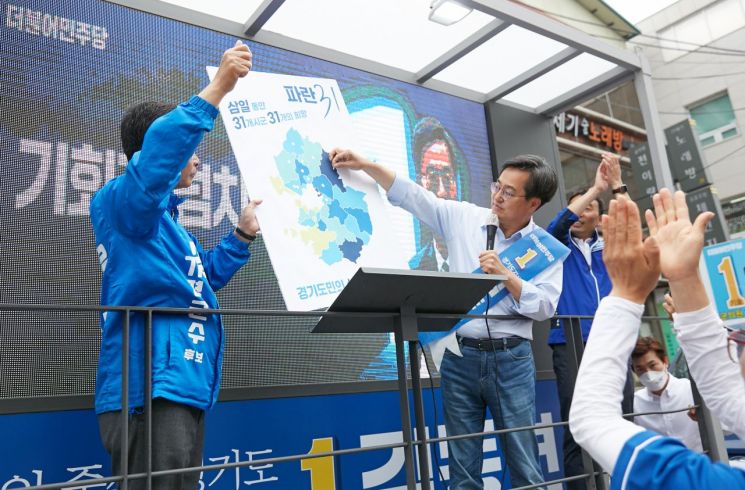 김동연 더불어민주당 경기도지사 후보가 30일 오전 9시 경기도 가평시장 앞에서 유세를 벌이고 있다.[사진 출처= 김동연 캠프]