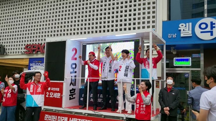 김은혜 국민의힘 경기도지사 후보는 30일 오전 서울 역삼동 강남대로에서 오세훈 서울시장 후보, 태영호 국민의힘 의원과 출근길 유세에 나섰다. [사진=권현지 기자]