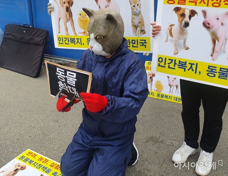 한국동물보호연합이 30일 서울 광화문 이순신 동상 앞에서 '6월 1일 지방선거를 맞아, 동물복지와 채식선택권 보장을 촉구하는 퍼포먼스 기자회견'을 개최했다. 이날 기자회견은 성명서 낭독, 구호제창, 동물학대 규탄 퍼포먼스 순으로 진행됐다. 사진=강우석 기자 beedolll97@