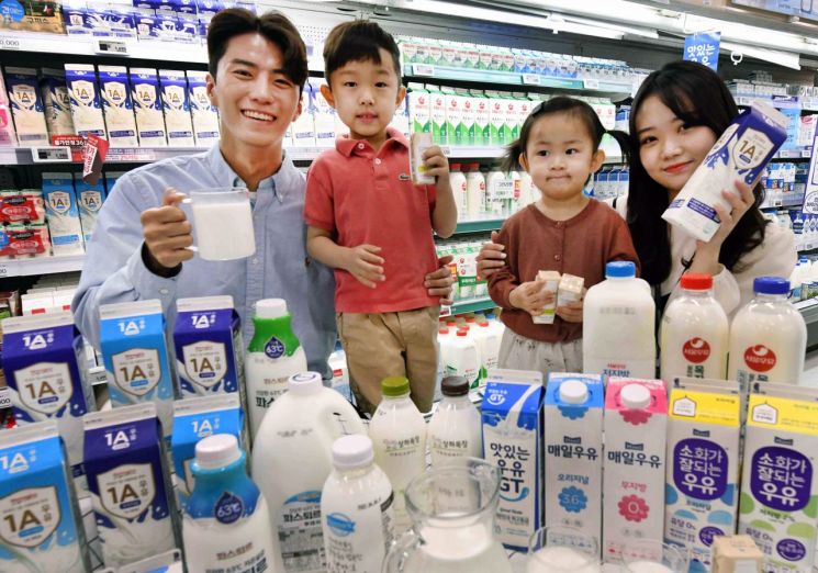 황현주 홈플러스 신선가공팀 바이어(오른쪽)와 모델들이 31일 서울 등촌동 홈플러스 강서점에서 ‘세계 우유의 날’ 맞이 우유 할인 행사 상품을 소개하고 있다.