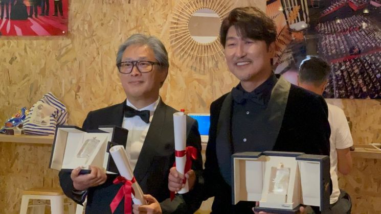 28일(현지시간) 프랑스 칸에서 열린 제75회 칸국제영화제에서 '헤어질 결심'으로 감독상을 받은 박찬욱 감독(왼쪽)과 고레에다 히로카즈 감독의 한국 영화 '브로커'로 한국 배우 최초로 남우주연상을 받은 송강호가 기념 촬영하고 있다. (사진=연합뉴스)