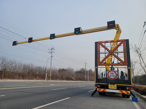 ㈜K특수안전, 4차선 전용 교통신호차(LCS) 전국 고속도로 40여대 운영…”현장 안전의식 제고 앞장”