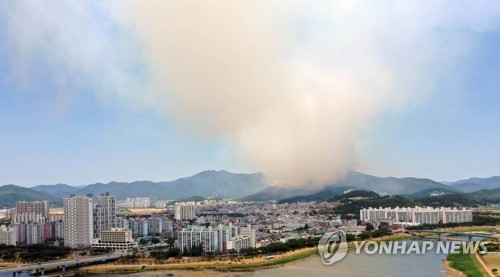 밀양 '산불 3단계' 비상…산림청장 "오늘 진화 마무리 목표"(종합)