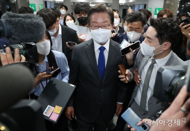 이재명, 겨우 원내 진출했지만… '지선 책임론'에 당권 도전 주춤