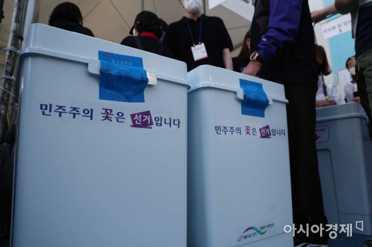 2022년 6월 1일 서울 은평구 은평다목적체육관에 마련된 제8회 전국동시지방선거 개표소에서 관계자들이 투표함을 옮기고 있다. /문호남 기자 munonam@