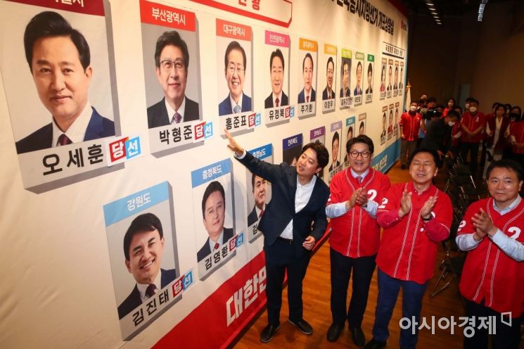 이준석 국민의힘 대표와 권성동, 김기현 공동선대위원장이 1일 국회 도서관 대강당에 마련된 개표상황실에서 당선 확신이 나온 후보자 사진에 '당선' 스티커를 붙인뒤 포즈를 취하고 있다./윤동주 기자 doso7@