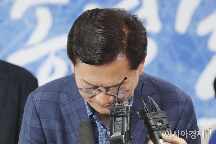 송영길 더불어민주당 서울시장 후보가 1일 서울 중구에 마련된 선거캠프 사무실에서 패배를 인정하는 입장을 밝힌 뒤 인사를 하고 있다./국회사진기자단