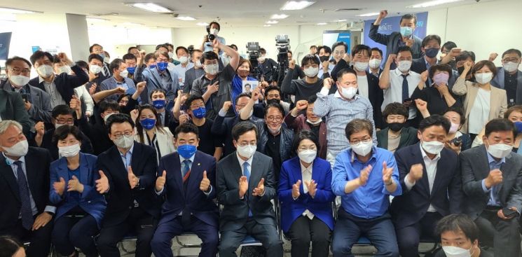 김동연 더불어민주당 경기도지사 당선인(맨 앞쪽 왼쪽에서 다섯번째)이 개표 결과 발표에 지지자들과 박수를 치고 있다. [이미지출처=연합뉴스]