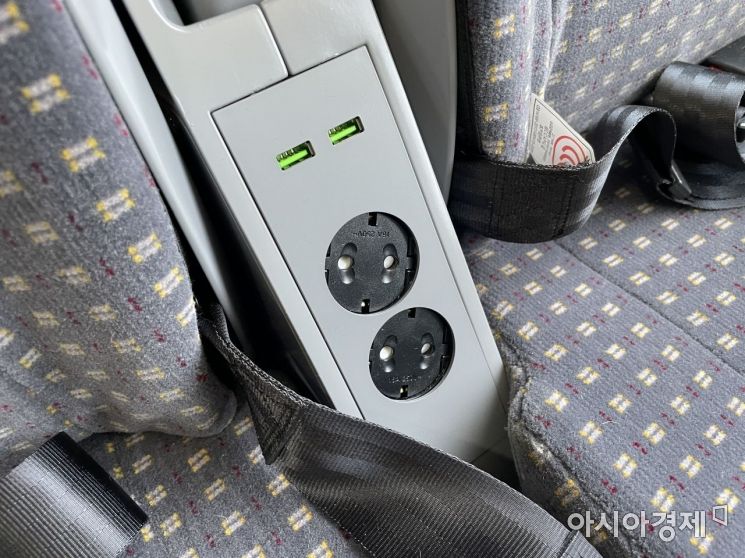 EMU-150의 좌석에 장착된 콘센트와 USB 충전 포트. /사진=이명환 기자
