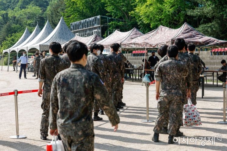 코로나19 사태로 2019년 12월 이후 중단됐건 에비군 소집훈련이 재개된 2일 서울 서초구 과학화예비군훈련장을 찾은 예비군이 훈련에 앞서 자가진단키트로 검사를 하기 위해 대기하고 있다./강진형 기자aymsdream@