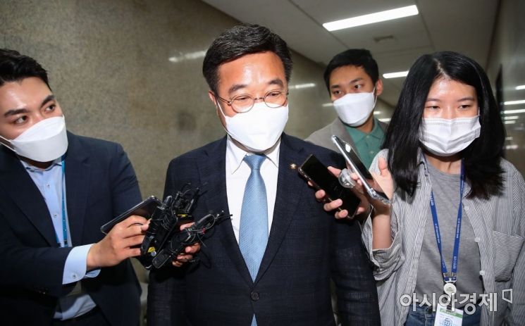 윤호중 더불어민주당 공동비상대책위원장이 2일 비공개 비상대책위원회의에 참석하기 위해 국회 당대표실로 들어서고 있다./윤동주 기자 doso7@