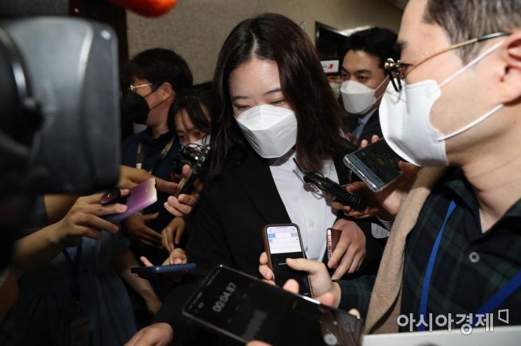 박지현 더불어민주당 공동비상대책위원장이 2일 비공개 비상대책위원회의에 참석하기 위해 국회 당대표실로 들어서고 있다./윤동주 기자 doso7@