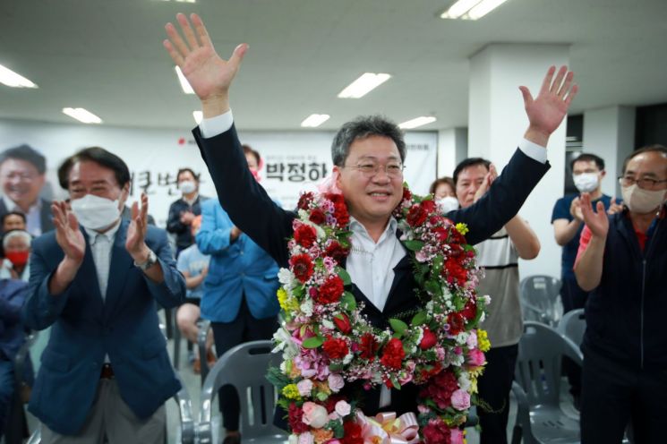 6·1 지방선거와 함께 치러진 원주갑 국회의원 보궐선거에 출마한 국민의힘 박정하 후보가 2일 원주시 선거사무소에서 당선이 유력해지자 꽃다발을 받은 뒤 손을 들어 환호하고 있다. [이미지출처=연합뉴스]