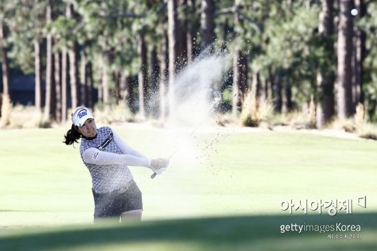 2020년 챔프 김아림이 US여자오픈 첫날 10번홀에서 벙커 샷을 하고 있다. 서던 파인스(미국)=Getty images/멀티비츠