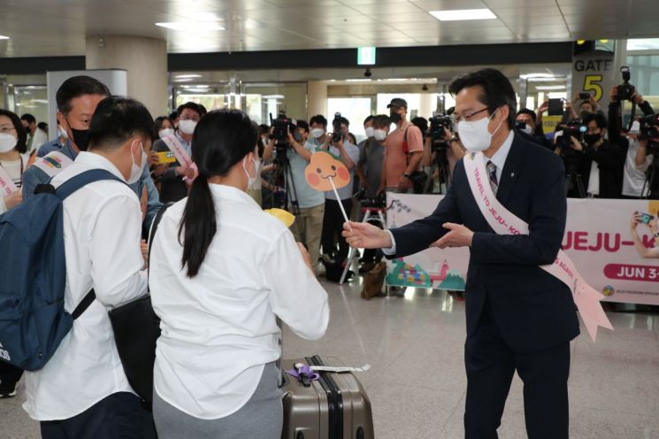 한국을 찾은 태국 단체 관광객 대상 제주공항 환영행사 현장. 사진제공 = 한국관광공사