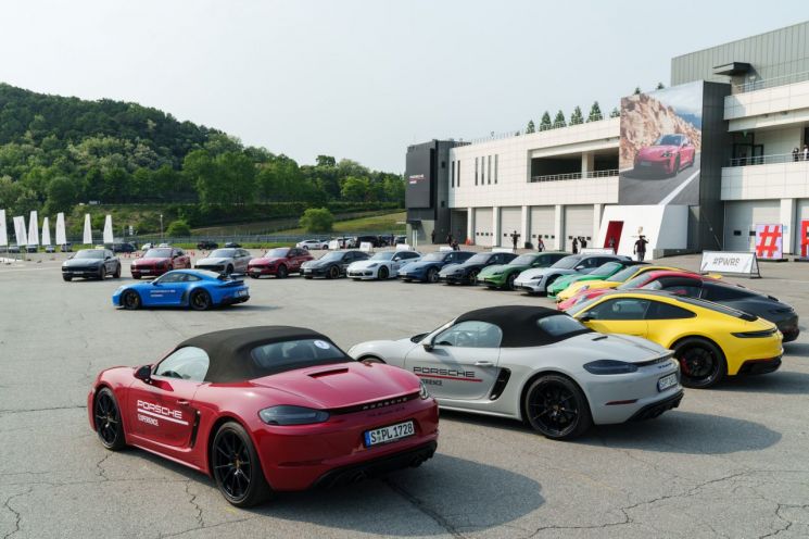 "저마다 맞는 포르셰는 다르다"…스포츠카 수십대 끌고 전세계 도는 이유는