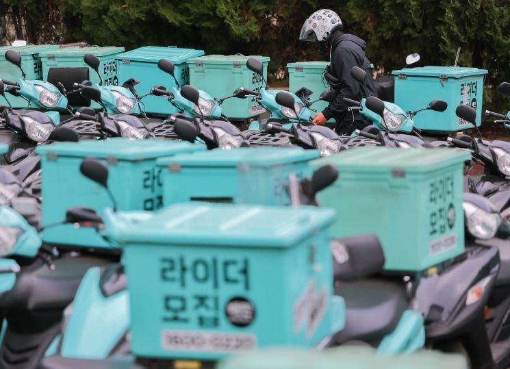 지난 4월12일 서울 시내의 한 배민라이더스 센터 앞에 배달용 스쿠터들이 세워져 있다. [이미지출처=연합뉴스]