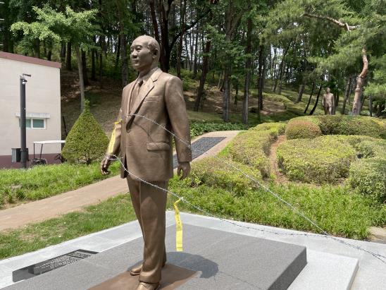 충북 청주 청남대에 세워진 전직 대통령 전두환씨 동상에 가시 철선이 설치되어있다. [이미지출처=연합뉴스]