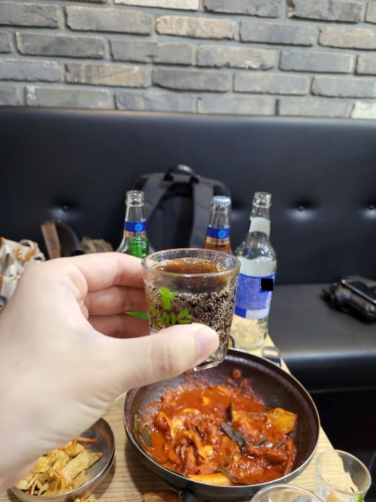 소주 대신 콜라를 소주잔에 담았습니다. 옆에선 소주병과 맥주병이 쌓여 갔습니다.