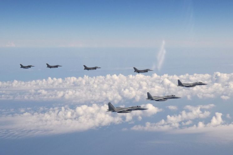 일본 항공자위대의 F-15 전투기 3대(앞쪽)와 미국 공군 F-16 전투기 4대가 지난달 25일 동해 상공을 함께 비행하고 있다. [이미지출처=연합뉴스]