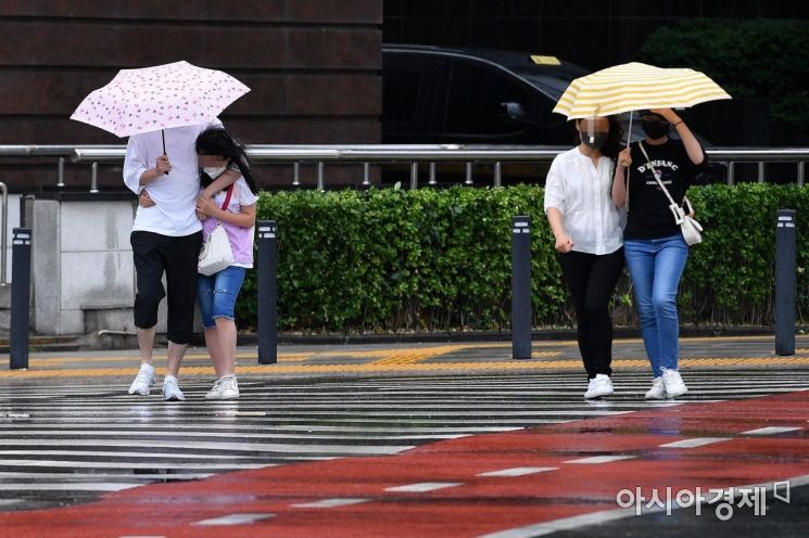 강한 바람을 동반한 비가 내리고 있는 6일 서울 중구 서울시청 인근에서 시민들이 우산을 쓰고 이동하고 있다./강진형 기자aymsdream@