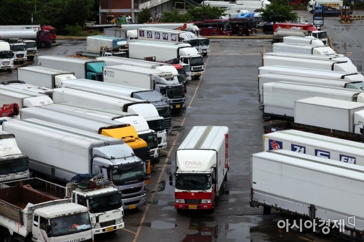 화물연대가 화물차 안전운임제 일몰 폐지와 확대, 운송료 인상을 요구하며 내일부터 무기한 총파업을 예고하고 있는 6일 서울 양천구 서부트럭터미널에 화물차가 세워져 있다./강진형 기자aymsdream@