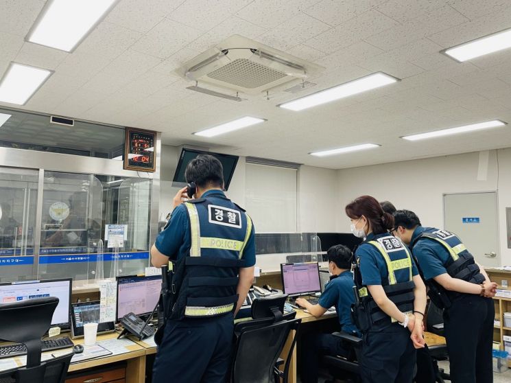 경찰관들이 지난 4일 오전 12시께 사건 출동 후 발생 보고·위치값 추적 등으로 분주히 움직이는 모습./사진=장세희 기자 jangsay@