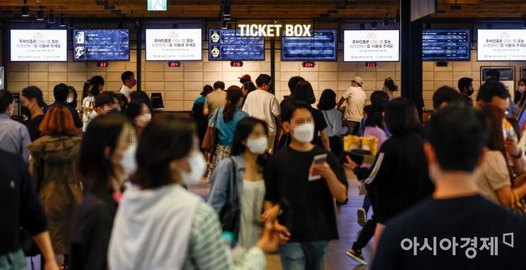 서울 한 영화관을 찾은 관객들로 붐비고 있다./강진형 기자aymsdream@