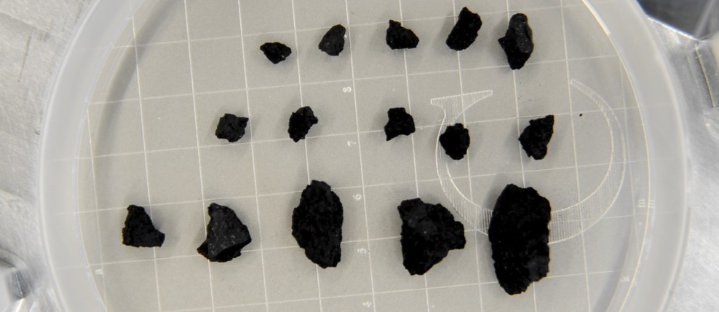 일본 우주항공연구개발기구(JAXA)의 탐사선 하야부사2가 소행성 류구의 포면에서 채취한 굵은 입자. 사진=JAXA 제공, 연합뉴스
