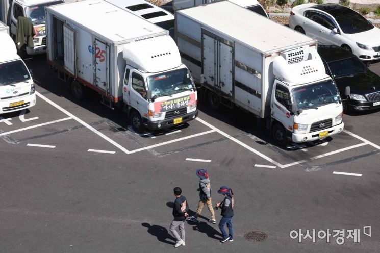 화물연대가 안전운임 일몰제 폐지, 고유가에 따른 운송료 인상 등을 요구하며 총파업에 돌입한 7일 경기 의왕시 내륙컨테이너기지(ICD)에 화물차들이 주차돼 있다. /문호남 기자 munonam@