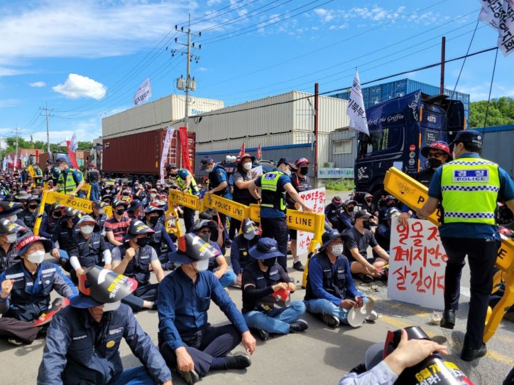 7일 오전 10시10분께 민주노총 공공운수노조 화물연대본부(화물연대)는 경기 의왕 내륙컨테이너기지(ICD) 정문 앞에서 총파업 출정식을 진행했다. 신고된 집회 구역에서 벗어나 조합원들이 앉자 경찰은 차단벽을 설치했다. /사진=공병선 기자 mydillon@