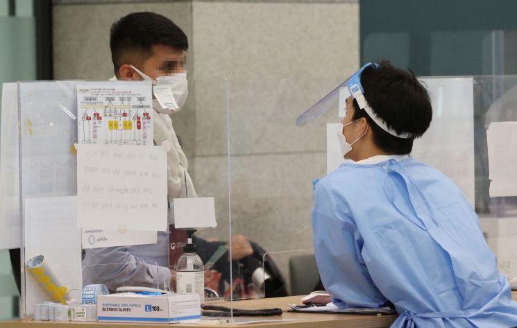 인천국제공항 제1여객터미널에서 의료진 안내를 받고 있는 해외 입국자. [이미지출처=연합뉴스]