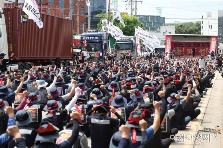 화물연대가 안전운임 일몰제 폐지, 고유가에 따른 운송료 인상 등을 요구하며 총파업에 돌입한 7일 경기 의왕시 내륙컨테이너기지(ICD) 인근에서 총파업 출정식이 열리고 있다. /문호남 기자 munonam@