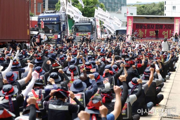 화물연대 파업에 진땀 흘리는 식음료업계…"출고 차질 계속"