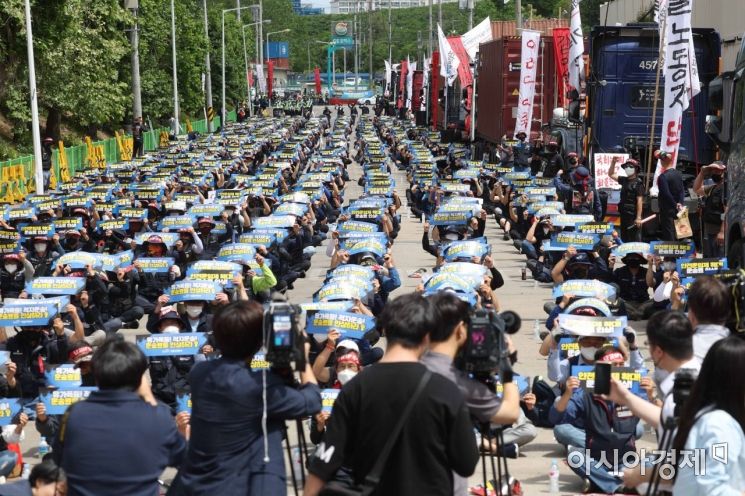 화물연대가 안전운임 일몰제 폐지, 고유가에 따른 운송료 인상 등을 요구하며 총파업에 돌입한 7일 경기 의왕시 내륙컨테이너기지(ICD) 인근에서 총파업 출정식이 열리고 있다. /문호남 기자 munonam@