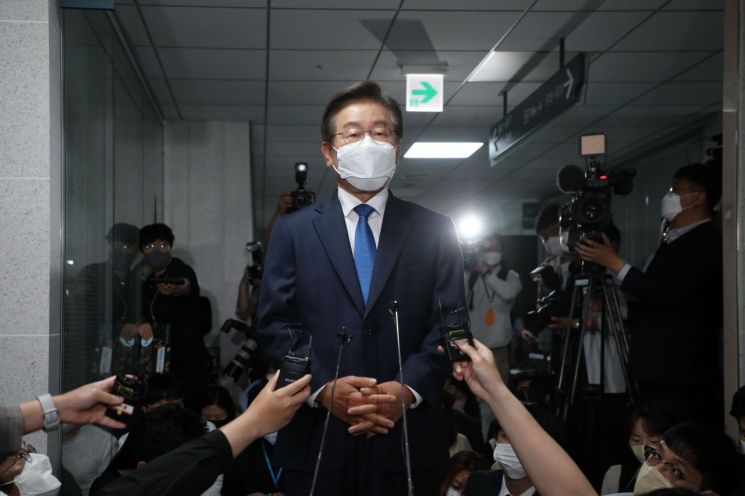 이재명 더불어민주당 의원이 7일 오전 국회 의원회관에 첫출근하며 취재진의 질문에 답변하고 있다./연합뉴스