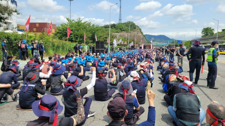 화물연대가 부산 강서구 신항삼거리에서 총파업 집회를 열고 있다. [이미지출처=부산경찰청]