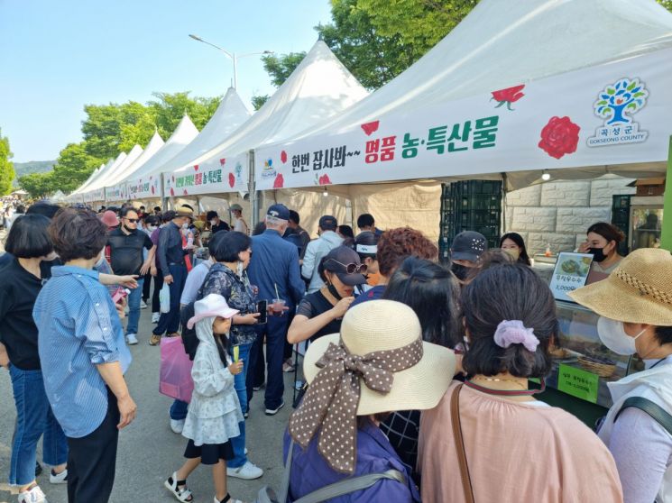 곡성군 농특산물, 장미축제장에서 방문객 사로잡아