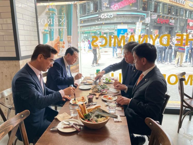 윤석열 대통령이 참모진들과 종로의 한 식당에서 피자로 점심 식사를 하고 있다. /사진=대통령실 제공